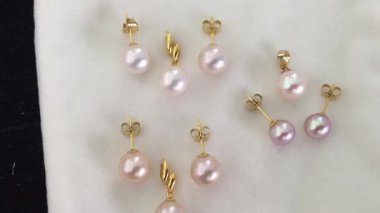 Yumuşak Kumaş Arkaplanda Altın Küpeler