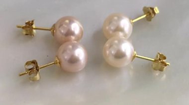 Mücevherler İçin Yumuşak Bir Arkaplanda Altın Saçlı Zarif İnciler