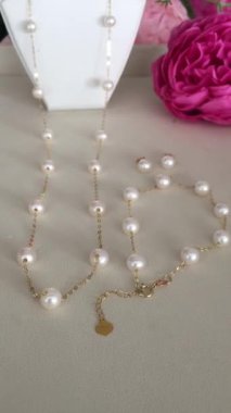 Zarif İnci Mücevherleri Renkli Çiçek Arkaplanı ile Sergileniyor