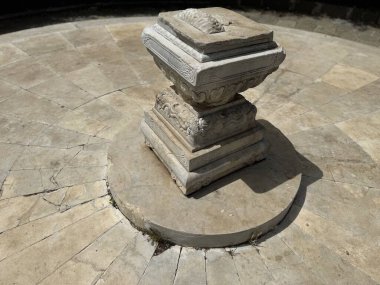 Eski eşyalarla dolu güzel bir bahçe