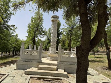 Eski eşyalarla dolu güzel bir bahçe