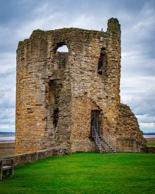 Flint Kalesi 'nin güzelliğini ve Galler' deki doğal çevresini araştırıyorum.