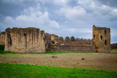 Flint Kalesi 'nin güzelliğini ve Galler' deki doğal çevresini araştırıyorum.
