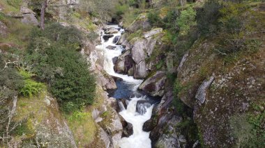 Kayaların arasındaki nehir İspanya şehrimizde