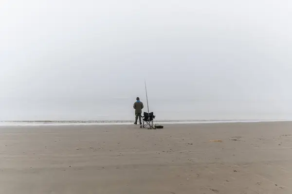 Ameland sahilinde sisli bir sabah, gevşemiş balık avına neden olur.