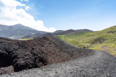 Sicilya 'daki Etna Dağı' nın lavları üzerinde kraterler boyunca yürüyüş yapmak.