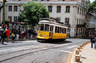 Lizbon 'da hareket eden bir tramvayda kamerayla dolgu malzemesi.