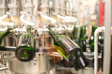 Reims 'deki mahzenlerde şampanya şişesi doldurulmadan hemen önce.