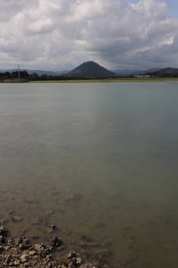 Santoa, Cantabria İspanya 'yı gökyüzünün sularında ve günbatımında bulutlarda kayık ve yansımalarla batırdı.