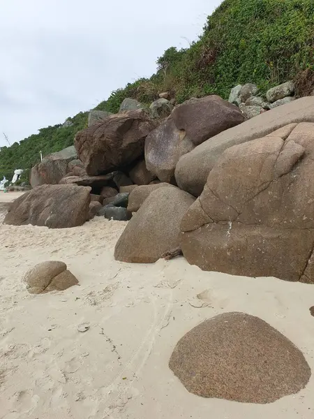 Stock image Sandy beach with rocks and mountains