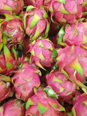 Piyasada taze pitaya