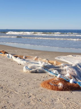 Sahilde balık ağları var.