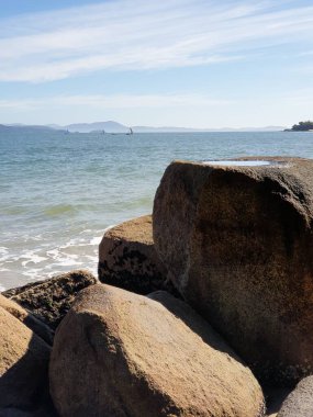 Deniz kıyısının güzel manzarası