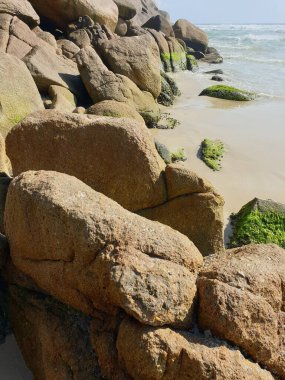 İsrail 'in kuzeyinde Akdeniz kıyısındaki kayalar.