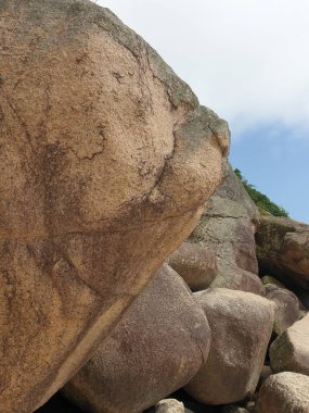 İsrail 'in kuzeyinde bir plajda kayalar var.