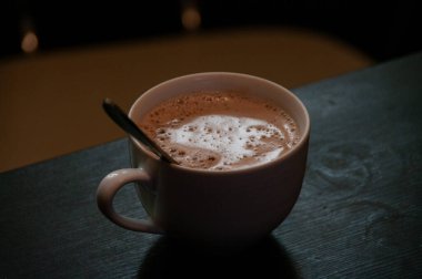 Tahta masada kakaolu bir fincan..