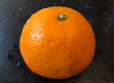 Masada su damlaları olan turuncu