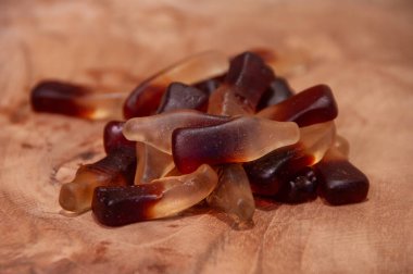 Tahta üzerinde doğal kahverengi marmelat.