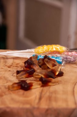 yakın çekim - cam bir kavanoz ile ahşap bir tahta ile