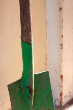 Eski paslı metal kürek