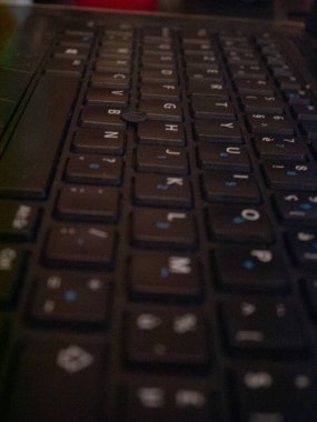 Bir dizüstü bilgisayarın yakın plan görüntüsü.