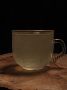 Ahşap zemin üzerinde boş bardak