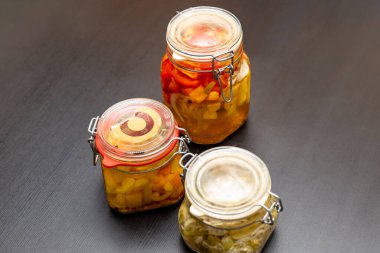 Kırsal mutfakta turşulu sebzelerle dolu cam kavanozlar.