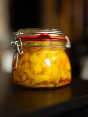 Kavanozda biber turşusu