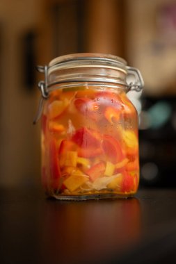 Kavanozda ev yapımı organik sebzeler.