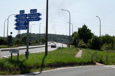 Trieste şehrinde bir yol kavşağında yol işaretleri