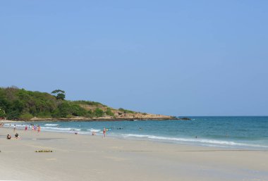 RAYONG, THAILAND - 16 Mart 2023 - Sai Kaew Sahili 'nde turistler, Mu Koh Samet - Khao Laem Ya Milli Parkı