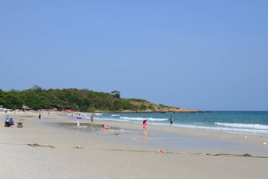 RAYONG, THAILAND - 16 Mart 2023 - Sai Kaew Sahili 'nde turistler, Mu Koh Samet - Khao Laem Ya Milli Parkı