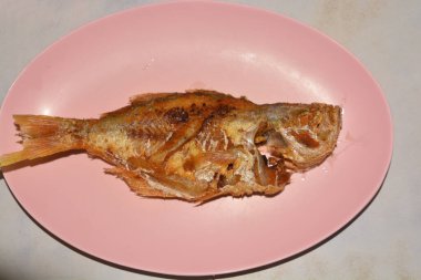 Kızarmış balık, kızarmış balık çok güzel bir şey içinde çıtır çıtır altın kabuğu ve sulu eti var..