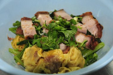 Yumurtalı şehriye, domuz rostosu ve kızarmış domuz eti.