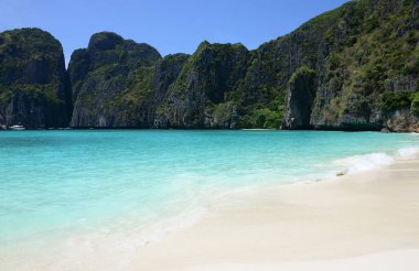 Maya Körfezi Şimdi 2022 'de yeniden açıldı, Phi Phi Adaları' ndaki İnanılmaz Maya Körfezi, Krabi, Tayland 'da, sağ taraftaki adaya odaklanın.