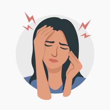 Koyu saçlı bir kadın başını acıdan tutuyor.