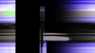 Arıza animasyon geçiş 4K video arızası arka plan Glitch TV Kötü Sinyal Efekti. Siyah arka planda arızalı televizyon. Arızalı hatlar çok gürültülü. Sinyal yok. Retro VHS arkaplanı.