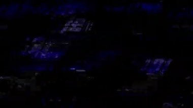 Arıza animasyon geçiş 4K video arızası arka plan Glitch TV Kötü Sinyal Efekti. Siyah arka planda arızalı televizyon. Arızalı hatlar çok gürültülü. Sinyal yok. Retro VHS arkaplanı.