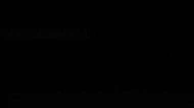Arıza animasyon geçiş 4K video arızası arka plan Glitch TV Kötü Sinyal Efekti. Siyah arka planda arızalı televizyon. Arızalı hatlar çok gürültülü. Sinyal yok. Retro VHS arkaplanı.