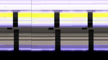 Arıza animasyon geçiş 4K video arızası arka plan Glitch TV Kötü Sinyal Efekti. Siyah arka planda arızalı televizyon. Arızalı hatlar çok gürültülü. Sinyal yok. Retro VHS arkaplanı.