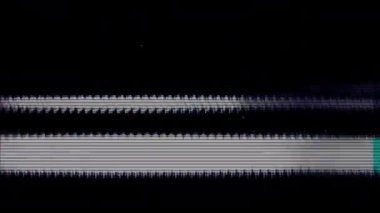 Arıza animasyon geçiş 4K video arızası arka plan Glitch TV Kötü Sinyal Efekti. Siyah arka planda arızalı televizyon. Arızalı hatlar çok gürültülü. Sinyal yok. Retro VHS arkaplanı.