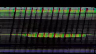 Arıza animasyon geçiş 4K video arızası arka plan Glitch TV Kötü Sinyal Efekti. Siyah arka planda arızalı televizyon. Arızalı hatlar çok gürültülü. Sinyal yok. Retro VHS arkaplanı.