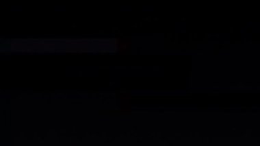 Arıza animasyon geçiş 4K video arızası arka plan Glitch TV Kötü Sinyal Efekti. Siyah arka planda arızalı televizyon. Arızalı hatlar çok gürültülü. Sinyal yok. Retro VHS arkaplanı.