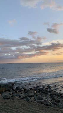Sakin Okyanus Dalgaları Üzerinde Gün Batımı. Yüksek kalite fotoğraf