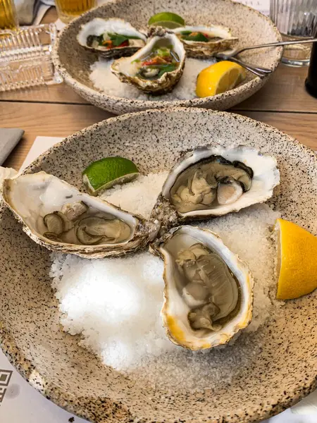 Limonlu ve limonlu taze istiridye. Yüksek kalite fotoğraf