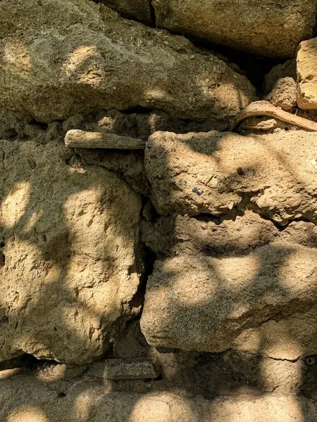 Doğal Işık ve Gölgeler Tarafından Işıklandırılmış Kırsal Taş Duvarlar. Yüksek kalite fotoğraf