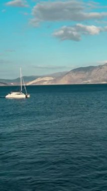 Mavi Yıldız Paros yolcu feribotunun Ege derin mavi denizinde yüksek hızda seyrederken çekilmiş hava aracı izleme videosu. Yüksek kalite 4k görüntü