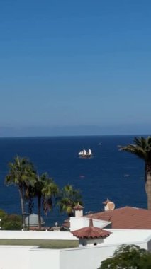 Tenerife yakınlarındaki Atlantik Okyanusu 'nda sürüklenen yelkenli, huzurlu bir deniz macerası sahnesi yaratıyor. Yüksek kalite 4k görüntü