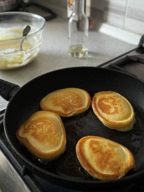 Kızartma Tavasında Pişen Krepler. Yüksek kalite fotoğraf