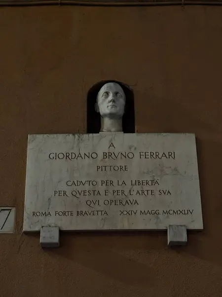 Duvara asılmış bir taş levhada Giordano Bruno Ferri 'nin büstü var. Roma 'daki özgürlüğe ve sanata olan bağlılığını vurgulayarak hayatını ve sanatsal katkılarını anlatıyor..
